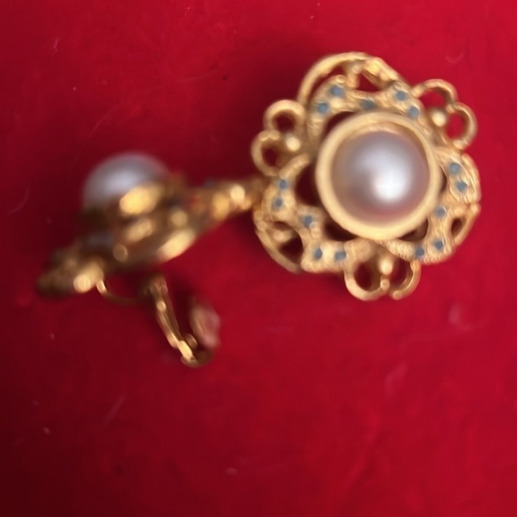 Vintage clip on earrings! Beautiful with a pearl center and goltone - Picture 3 of 4